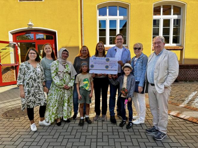 &Uuml;berreichung des Schecks auf unserem Herbstfest.jpg